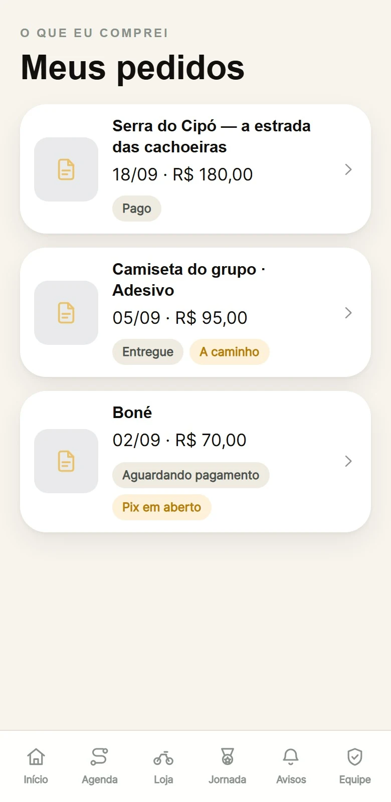 A lista de pedidos: uma reserva paga, uma encomenda a caminho e um boné aguardando pagamento com Pix em aberto