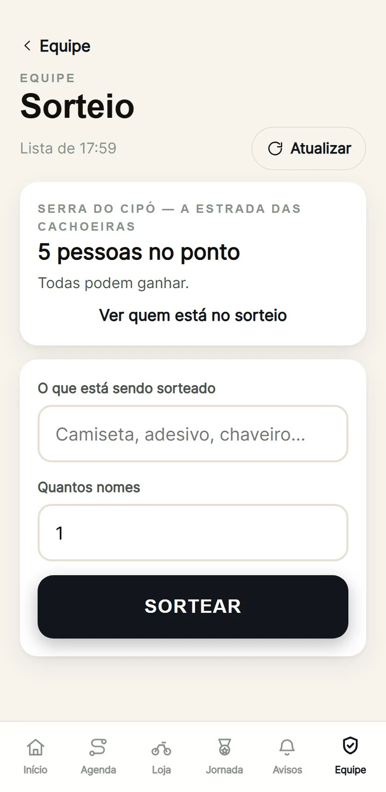 A tela de sorteio na aba Equipe: cinco pessoas no ponto, o campo do que está sendo sorteado, quantos nomes e o botão de sortear