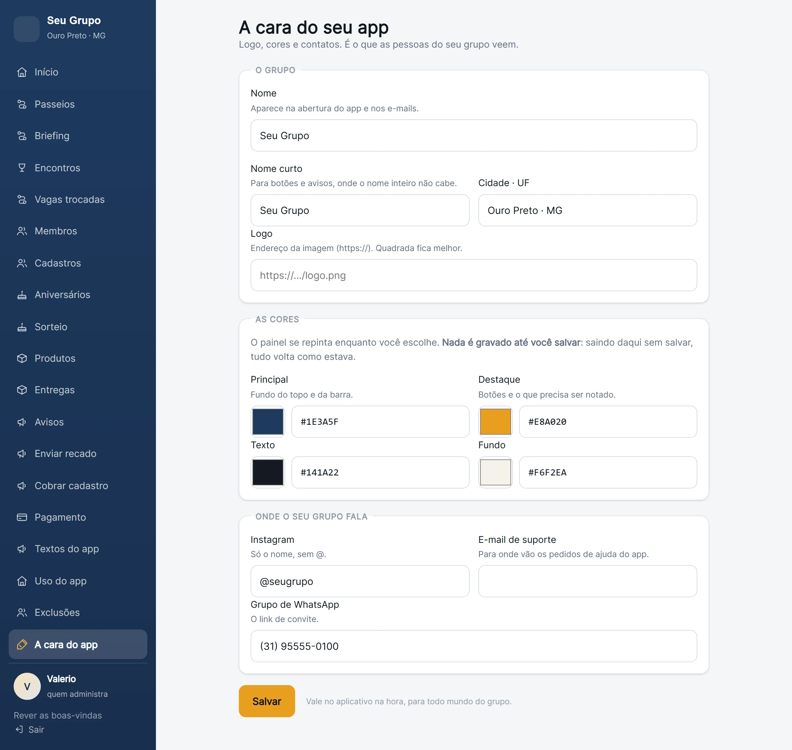 A tela A cara do seu app: nome do grupo, logo, quatro seletores de cor preenchidos e os contatos, com a barra lateral do painel já repintada de azul
