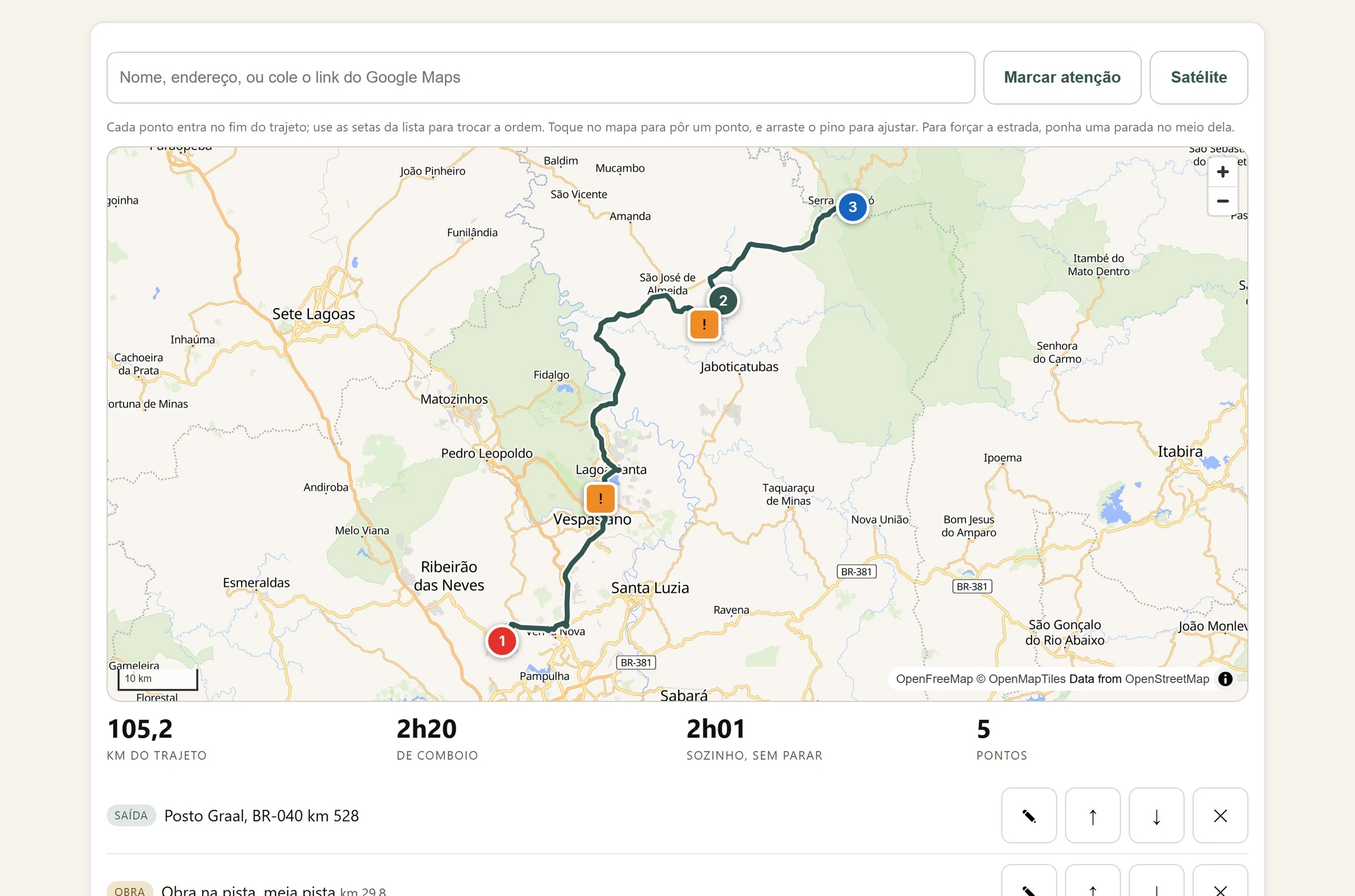 A tela de traçar a rota: o trajeto desenhado no mapa com as paradas numeradas e dois pontos de atenção marcados, e os números 105,2 km, 2h20 de comboio, 2h01 sozinho sem parar e 5 pontos